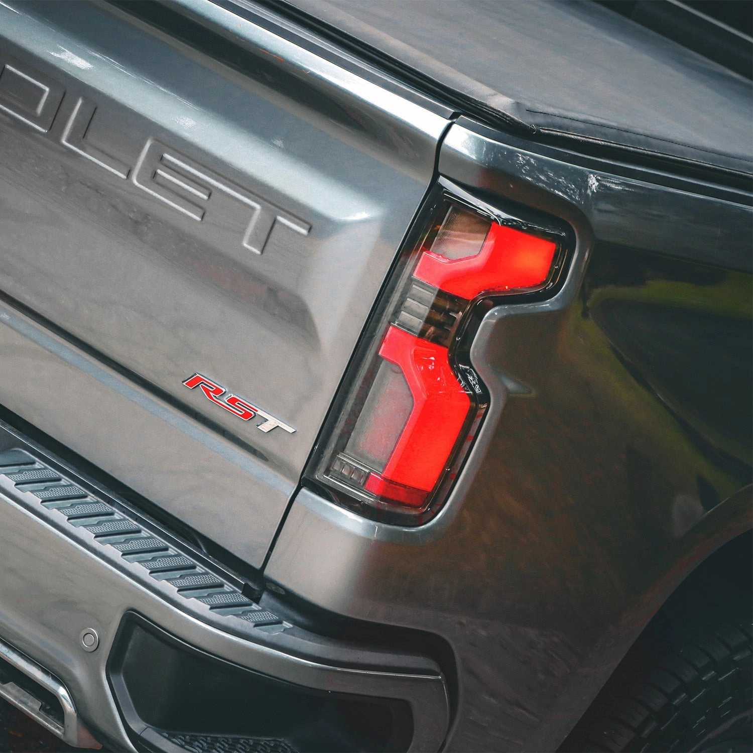19-24 Chevrolet Silverado 1500 / 20-24 Silverado 2500HD/3500HD LUXX-Series LED Tail Lights Alpha-Black