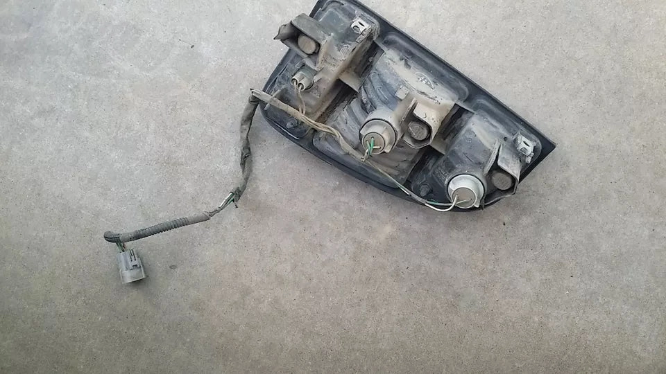 2000-2003 TOYOTA TUNDRA TAIL LIGHT LEFT DRIVER SIDE - OEM WITH BULBS