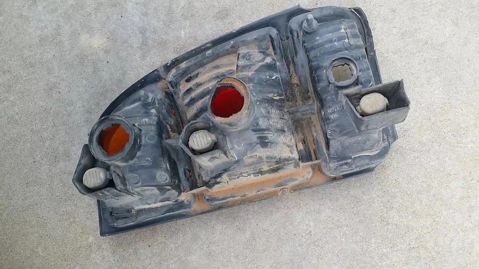 2000-2003 TOYOTA TUNDRA TAIL LIGHT LEFT DRIVER SIDE - OEM WITHOUT BULBS