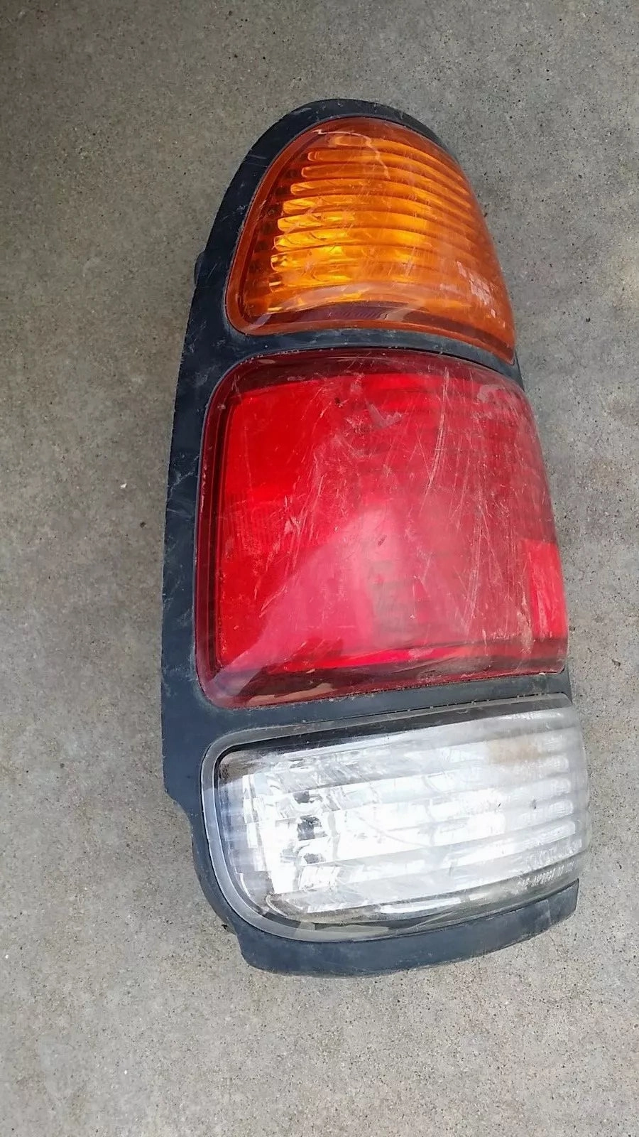 2000-2003 TOYOTA TUNDRA TAIL LIGHT LEFT DRIVER SIDE - OEM WITHOUT BULBS