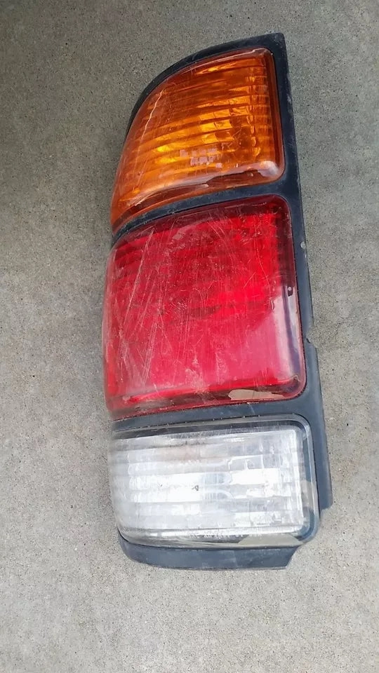 2000-2003 TOYOTA TUNDRA TAIL LIGHT LEFT DRIVER SIDE - OEM WITHOUT BULBS