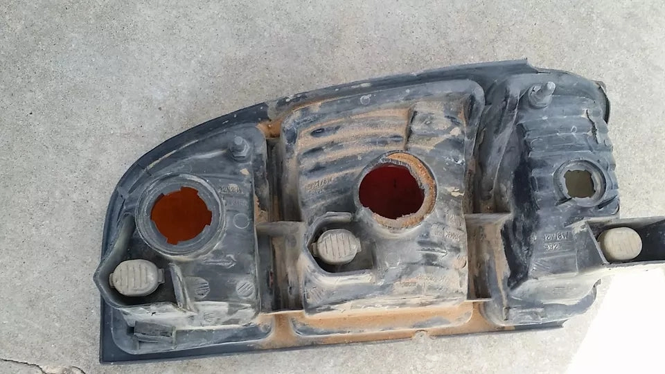 2000-2003 TOYOTA TUNDRA TAIL LIGHT LEFT DRIVER SIDE - OEM WITHOUT BULBS