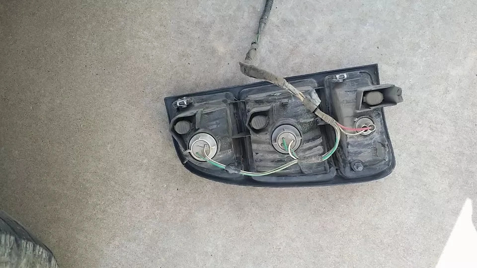 2000-2003 TOYOTA TUNDRA TAIL LIGHT RIGHT PASSENGER SIDE - OEM WITH BULBS