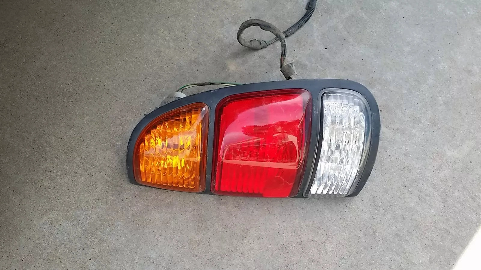 2000-2003 TOYOTA TUNDRA TAIL LIGHT RIGHT PASSENGER SIDE - OEM WITH BULBS