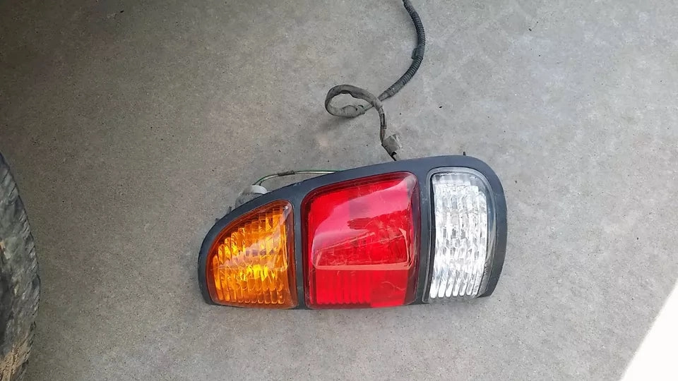 2000-2003 TOYOTA TUNDRA TAIL LIGHT RIGHT PASSENGER SIDE - OEM WITH BULBS