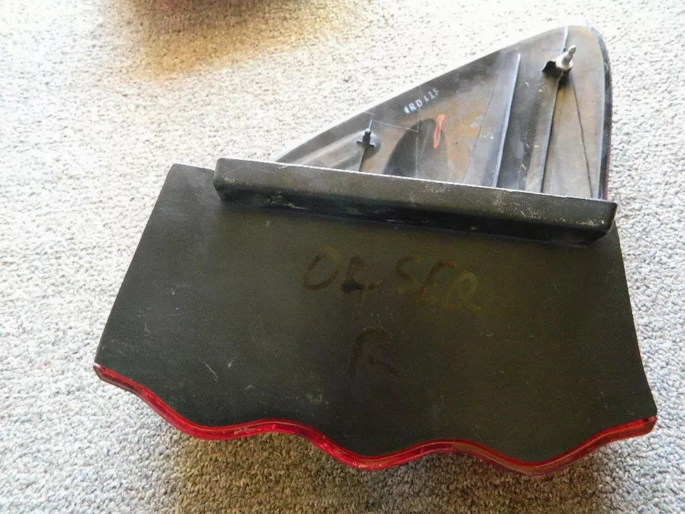 2001-2004 TOYOTA SEQUOIA TAIL LIGHT LEFT DRIVER SIDE - OEM WITHOUT BULBS