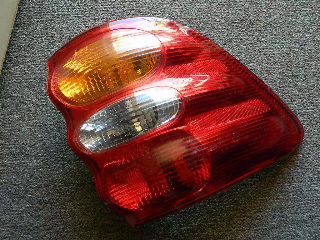 2001-2004 TOYOTA SEQUOIA TAIL LIGHT LEFT DRIVER SIDE - OEM WITHOUT BULBS