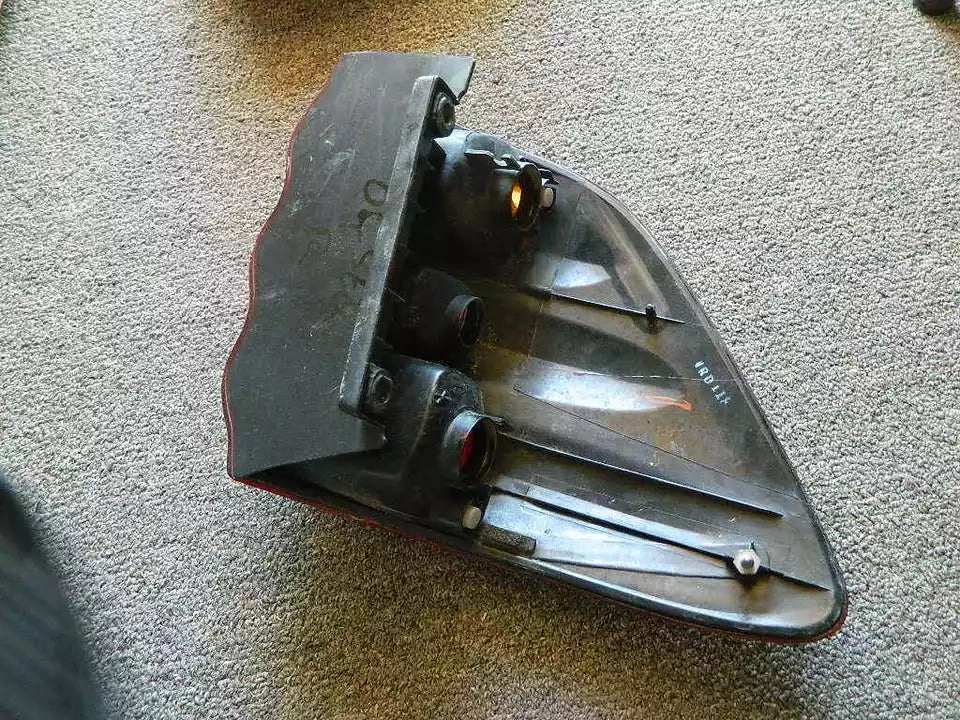 2001-2004 TOYOTA SEQUOIA TAIL LIGHT LEFT DRIVER SIDE - OEM WITHOUT BULBS