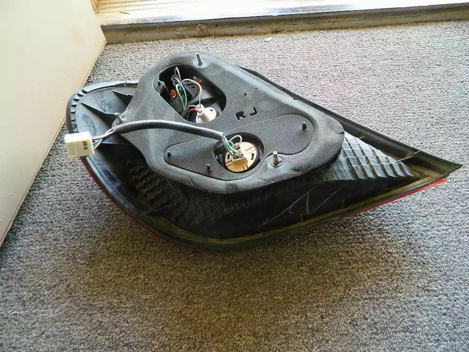 2002-2006 TOYOTA CAMRY TAIL LIGHT ASSEMBLY RIGHT PASSENGER SIDE - OEM WITH BULBS
