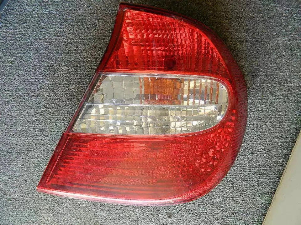 2002-2006 TOYOTA CAMRY TAIL LIGHT ASSEMBLY RIGHT PASSENGER SIDE - OEM WITH BULBS