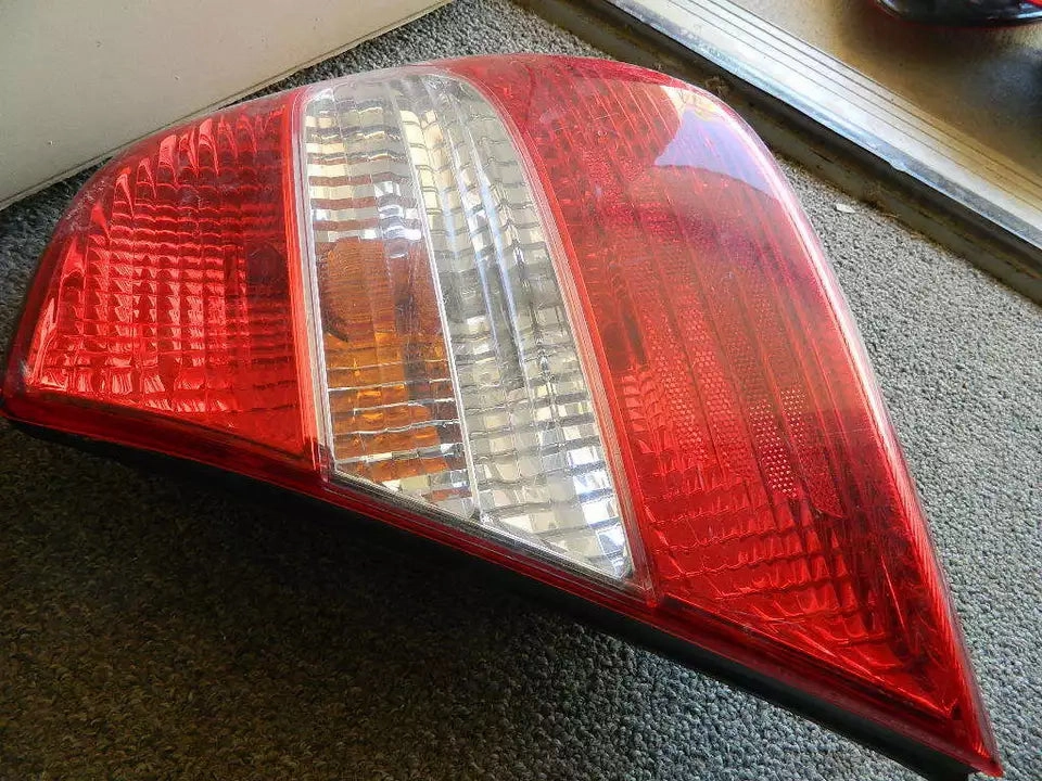 2002-2006 TOYOTA CAMRY TAIL LIGHT ASSEMBLY RIGHT PASSENGER SIDE - OEM WITH BULBS