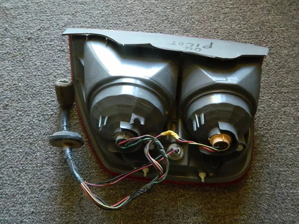 2003-2005 HONDA PILOT TAIL LIGHT ASSEMBLY LEFT DRIVER SIDE - OEM WITH BULBS