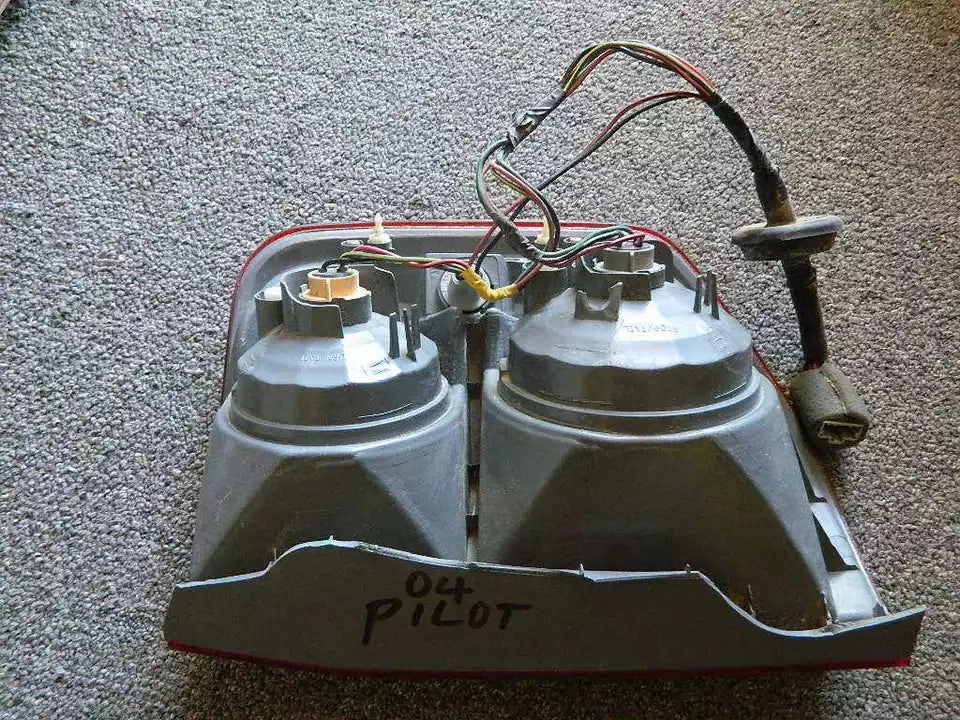 2003-2005 HONDA PILOT TAIL LIGHT ASSEMBLY LEFT DRIVER SIDE - OEM WITH BULBS