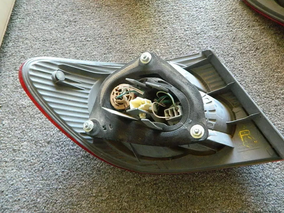 2003-2008 TOYOTA COROLLA TAIL LIGHT ASSEMBLY RIGHT PASSENGER SIDE-OEM WITH BULBS