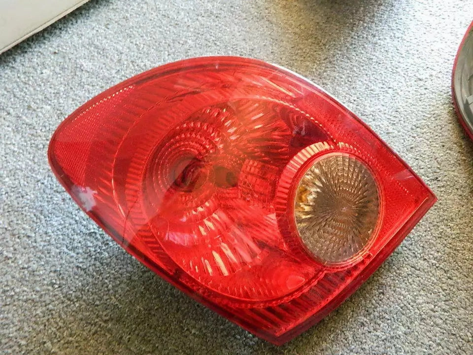 2003-2008 TOYOTA COROLLA TAIL LIGHT ASSEMBLY RIGHT PASSENGER SIDE-OEM WITH BULBS