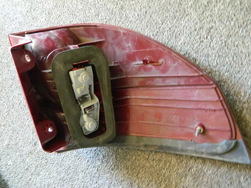 2004 2005 2006 Toyota Sienna Rear right Tail Light ASSEMBLY