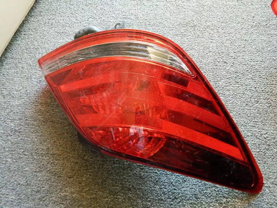 2005-2010 TOYOTA AVALON TAIL LIGHT ASSEMBLY LEFT DRIVER SIDE - OEM WITH BULBS