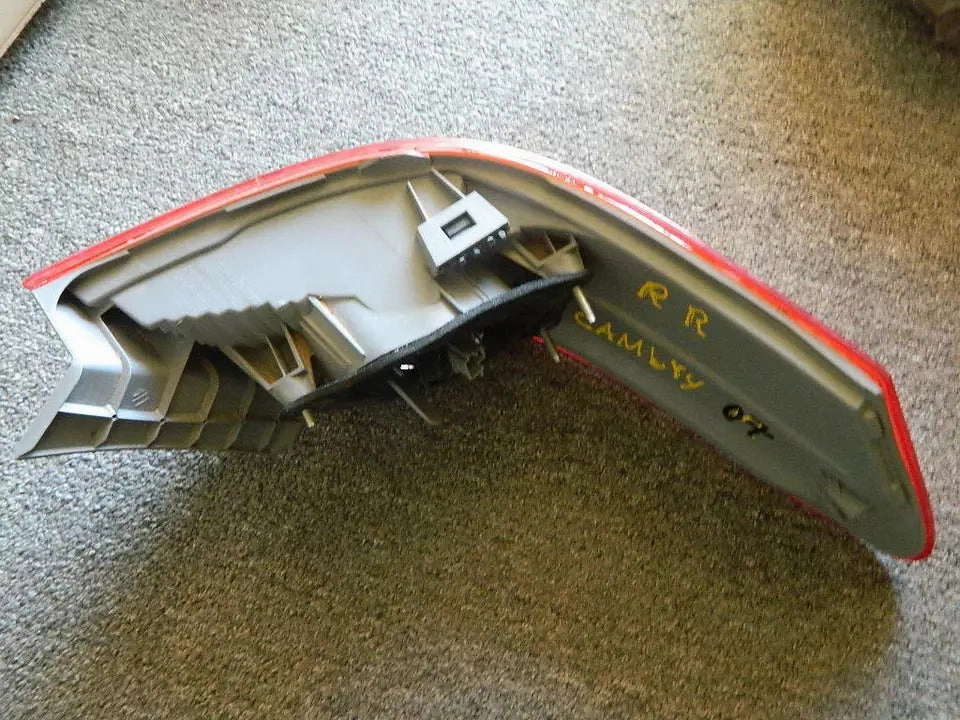 2007-2009 TOYOTA CAMRY TAIL LIGHT ASSEMBLY RIGHT PASSENGER SIDE - OEM WITH BULBS
