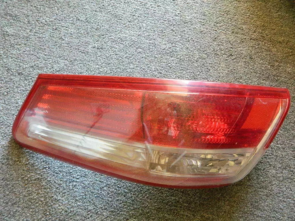 2007-2009 TOYOTA CAMRY TAIL LIGHT ASSEMBLY RIGHT PASSENGER SIDE - OEM WITH BULBS