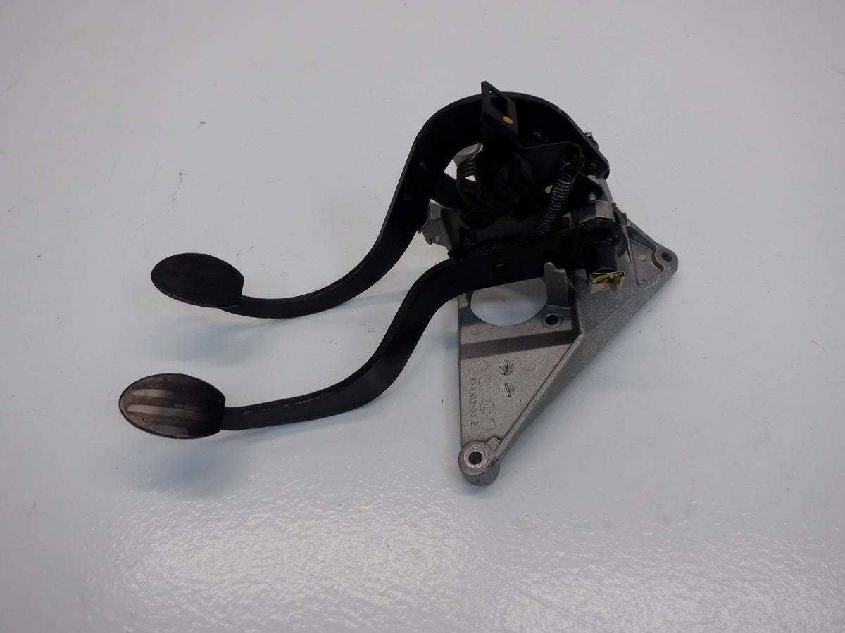 Mini Cooper Manual Transmission Clutch and Brake Pedal Assembly 02-08 R50 R52 R53